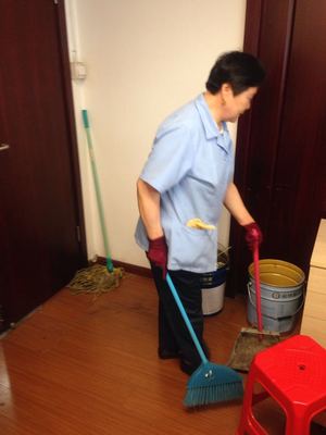 保潔阿姨請(qǐng)假被拒 無(wú)奈辭職回家